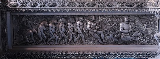 Лично мне больше всего понравился Серебряный Храм (Wat Sri Suphan) в Чанг Маи. Золотые храмы и статуи надоели, и тут такое серебряное чудо. А если походить и присмотреться, то очень оригинальная чеканка обнаруживается: чудеса света, эволюция по Дарвину, города и события истории, даже инопланетян в летающей тарелке на полу можно найти. Подсветка ночью разными цветами - чудо. Он недавно был построен - после того как первоначальный храм разрушился.
При этом вход в сам храм женщинам запрещен!