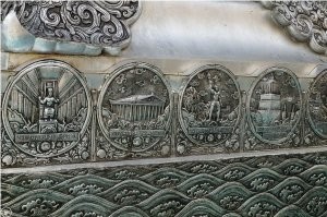 Лично мне больше всего понравился Серебряный Храм (Wat Sri Suphan) в Чанг Маи. Золотые храмы и статуи надоели, и тут такое серебряное чудо. А если походить и присмотреться, то очень оригинальная чеканка обнаруживается: чудеса света, эволюция по Дарвину, города и события истории, даже инопланетян в летающей тарелке на полу можно найти. Подсветка ночью разными цветами - чудо. Он недавно был построен - после того как первоначальный храм разрушился.
При этом вход в сам храм женщинам запрещен!
