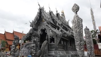Лично мне больше всего понравился Серебряный Храм (Wat Sri Suphan) в Чанг Маи. Золотые храмы и статуи надоели, и тут такое серебряное чудо. А если походить и присмотреться, то очень оригинальная чеканка обнаруживается: чудеса света, эволюция по Дарвину, города и события истории, даже инопланетян в летающей тарелке на полу можно найти. Подсветка ночью разными цветами - чудо. Он недавно был построен - после того как первоначальный храм разрушился.
При этом вход в сам храм женщинам запрещен!