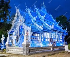 Лично мне больше всего понравился Серебряный Храм (Wat Sri Suphan) в Чанг Маи. Золотые храмы и статуи надоели, и тут такое серебряное чудо. А если походить и присмотреться, то очень оригинальная чеканка обнаруживается: чудеса света, эволюция по Дарвину, города и события истории, даже инопланетян в летающей тарелке на полу можно найти. Подсветка ночью разными цветами - чудо. Он недавно был построен - после того как первоначальный храм разрушился.
При этом вход в сам храм женщинам запрещен!