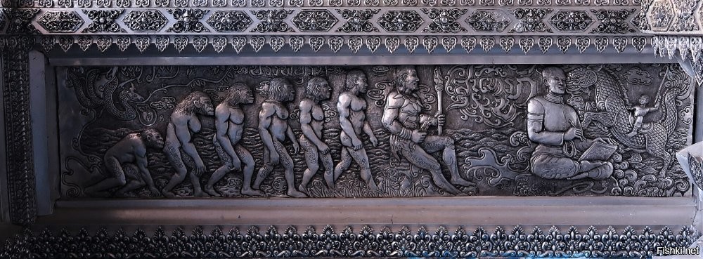 Лично мне больше всего понравился Серебряный Храм (Wat Sri Suphan) в Чанг Маи. Золотые храмы и статуи надоели, и тут такое серебряное чудо. А если походить и присмотреться, то очень оригинальная чеканка обнаруживается: чудеса света, эволюция по Дарвину, города и события истории, даже инопланетян в летающей тарелке на полу можно найти. Подсветка ночью разными цветами - чудо. Он недавно был построен - после того как первоначальный храм разрушился.
При этом вход в сам храм женщинам запрещен!