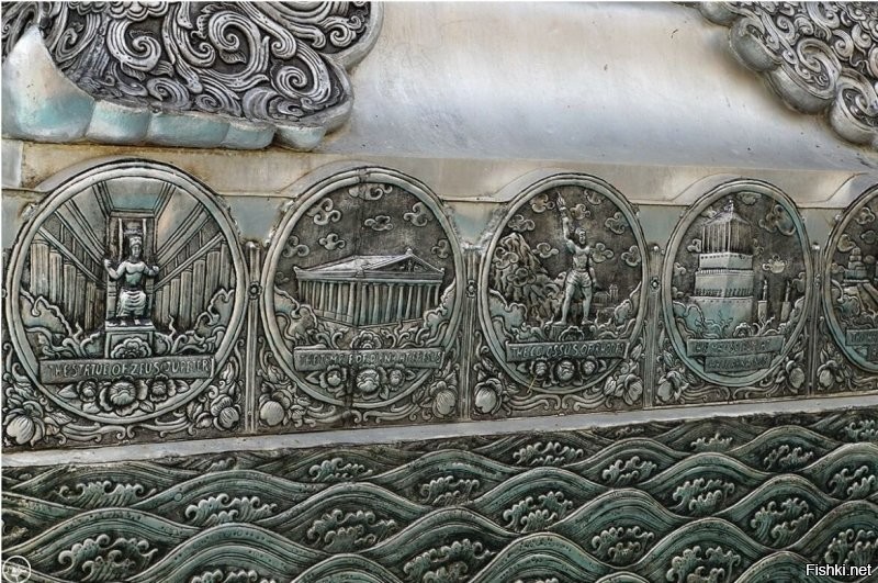 Лично мне больше всего понравился Серебряный Храм (Wat Sri Suphan) в Чанг Маи. Золотые храмы и статуи надоели, и тут такое серебряное чудо. А если походить и присмотреться, то очень оригинальная чеканка обнаруживается: чудеса света, эволюция по Дарвину, города и события истории, даже инопланетян в летающей тарелке на полу можно найти. Подсветка ночью разными цветами - чудо. Он недавно был построен - после того как первоначальный храм разрушился.
При этом вход в сам храм женщинам запрещен!