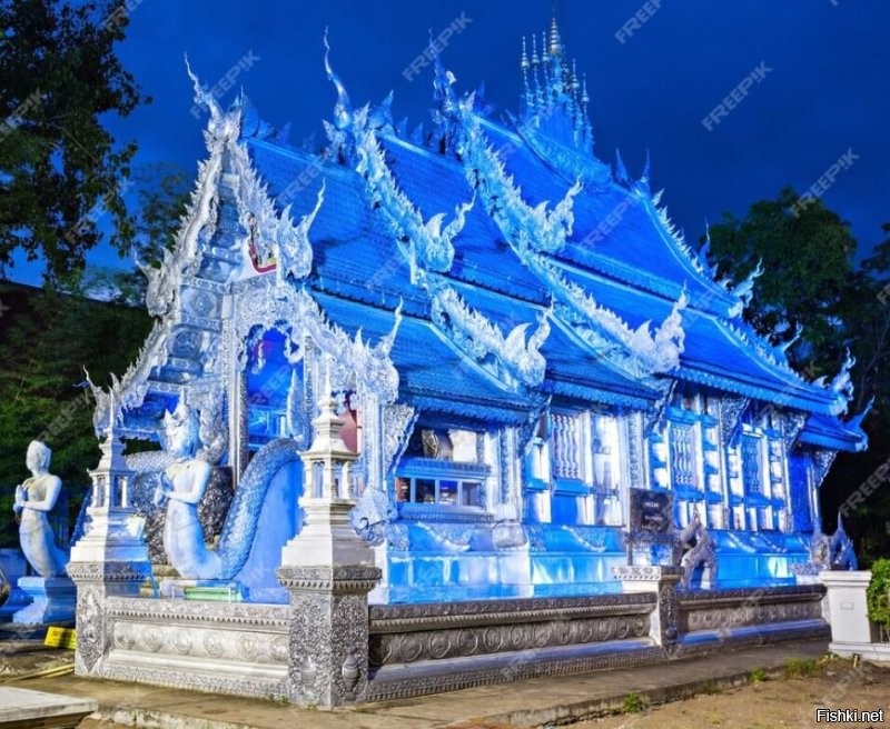 Лично мне больше всего понравился Серебряный Храм (Wat Sri Suphan) в Чанг Маи. Золотые храмы и статуи надоели, и тут такое серебряное чудо. А если походить и присмотреться, то очень оригинальная чеканка обнаруживается: чудеса света, эволюция по Дарвину, города и события истории, даже инопланетян в летающей тарелке на полу можно найти. Подсветка ночью разными цветами - чудо. Он недавно был построен - после того как первоначальный храм разрушился.
При этом вход в сам храм женщинам запрещен!