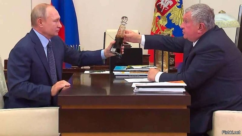 Танкеры везли нефть "Роснефти".
Там господин Сечин командует.
.
Если не ошибаюсь виновным объявили капитанов. Они стояли, ждали нормальную погоду, а потом вдруг, ни с того ни с сего, сорвались и решили в шторм плыть. 
. 
Но мне почему-то кажется, что ситуация была совсем другая.