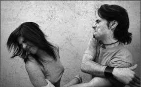 Зумерша избила пожилого мужчину за то, что тот хотел  пообщаться с молодёжью