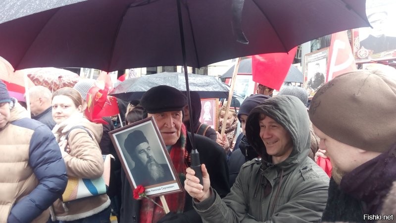 в 2017 году шел с ним рядом в Бессмертном полку! все время шутил. Здоровье Ему!