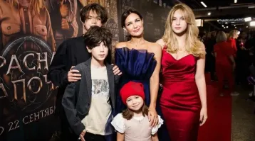 Вспомнился Задорнов:
Все они дети знатных хлопководов .
Несколько мужей - "слаба на передок"