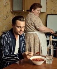 Сдаётся мне, что это какой то развод. У чувака из бутылки убавилось меньше, чем налито в стакане. Или этот извращенец водку содовой разбавил и добавил лёд? Не, точно развод!