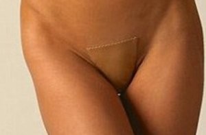 Накануне всем выпускники всем классом ездили на море. Там выпускницы щеголяли вот в таких купальниках. А которые посмелее - в таких