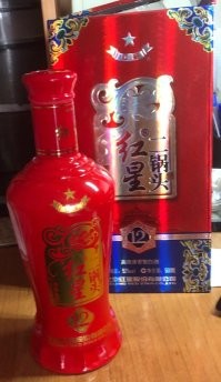 Был в Пекине в 201 г в командировке. Во время какого то совместного с китайскими коллегами корпоратива, черт дернул за язык похвалиться, что у нас есть в свободной продаже спирт 90 град.  В следующий раз, на чей то день рождения, они принесли водку 70 град., хорошо, что я улетал в этот вечер домой... коллегам это китайское питие не очень понравилось... Мне подарили бутылку китайской водики "Beijing Red Snar" 52 гр.  И да, водка у них почти вся со специфическими добавками, мало похожими на нашу традиционную. Был в русском ресторане - забит под завязку китайцами, хотя ну очень дорогой, водка исключительно российская, отличного качества, ну и закуски естественно а ля рюс... . На входе,между прочим, играл оркестр русской народной музыки , состоящий конечно из китайцев, и почему то исполнял мелодию "Вставай страна огромная".  Местное пиво мне понравилось - не плохое, по качеству и вкусу , и не дорогое. Вино не пробовал, хотя коллеги говорят, что тоже нормальное...