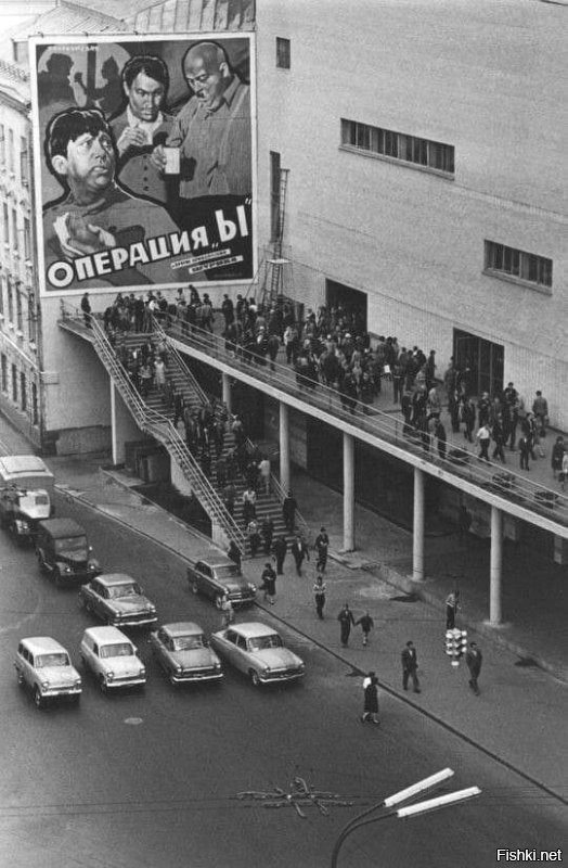Лариса Голубкина у кинотеатра «Россия», 1965 год