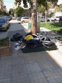 У нас из таких контейнеров цыгане крючками вытаскивают шмотки и сортируют прямо на тротуаре. Что получше, себе забирают, остальное бросают рядом с контейнером.  Я шла на презентацию и по дороге купила понравившийся мне жакет. А старый, в котором была, положила в пакет и оставила сверху контейнера, не пропихивая его внутрь. Когда шла обратно, только пакет валялся на тротуаре, а жакет исчез. Ну, пусть хоть кто-то порадуется "обновке".