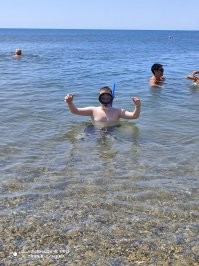 Ну это не удивительно,я после новости про запрет писал что так и будет.Это ещё не много народу,так как июнь у нас выдался не очень жаркий,дожди,соответственно море ещё особо не прогрелось.Вчера с сыном на пляж Мысхако ездили,с утра народу тоже мало,вода прям бодрящая,я бы даже сказал прохладная.