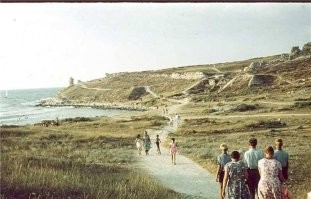 Проход к пляжу "Солнечный" в Песочной бухте Севастополя. 1966 г и сейчас
