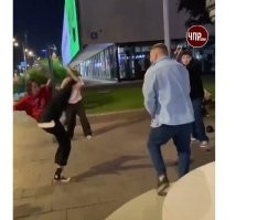 Так автор тупо набросил в надежде, что видео не посмотрят :) А тут чел с улыбкой гоняет стаю шакалят, а те сцут даже подойти поближе, только скейтами своими швыряются. Особенно один каратист позабавил, который с воздухом воевал :)))
Блин, ну скакнули на мужика, так чего бздеть-то на всю улицу? А если ссыкотно, то нечего тогда и рыпаться - чай не интернет, в реале можно и по едалу схлопотать.