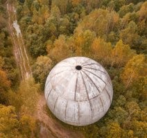 В Тверской области в районе Дубны на просеке в лесу лежал аналогичный объект, только раз в десять больше. Появился он там ещё в начале 80-х. Вроде как его транспортировали вертолётом ещё в советское время, да уронили, повредили, вытаскивать не стали.  Было интересное место, можно было внутрь  залезть - интересные ощущения.
Но в 2021 году какие-то придурки выпилили в нём ворота, чтобы заехал грузовик для фотосессии. В результате нарушения жесткости конструкции он рухнул под собственным весом, дальше вандалы его практически разрушили. Осталась типа скорлупа от гигантского яйца.