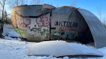 В Тверской области в районе Дубны на просеке в лесу лежал аналогичный объект, только раз в десять больше. Появился он там ещё в начале 80-х. Вроде как его транспортировали вертолётом ещё в советское время, да уронили, повредили, вытаскивать не стали.  Было интересное место, можно было внутрь  залезть - интересные ощущения.
Но в 2021 году какие-то придурки выпилили в нём ворота, чтобы заехал грузовик для фотосессии. В результате нарушения жесткости конструкции он рухнул под собственным весом, дальше вандалы его практически разрушили. Осталась типа скорлупа от гигантского яйца.