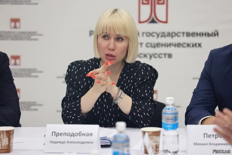 Всё понятно. Власти делают всё против народа. Вот вам небольшой пример: в стране острая нехватка квалифицированных кадров, инженеров. Что делают власти? Повышают стоимость обучения на 24%.

Второй пример.Департамент культуры Москвы ставит открытую извращенку главой по идеологии.

В самом центре столицы продолжает свою подрывную деятельность государственное учреждение "ГРАУНД Солянка". Несмотря на странное название, это галерея с госфинансированием, а руководит этим учреждением стриженная "под мальчика" сторонница "западных ценностей" Катя Бочавар, которая 15 лет жила и набиралась опыта в... США.

В течение многих лет данная персона устраивает за бюджетный счет "культурные" мероприятия, где издеваются над госсимволами России, проводят выставки с изображениями гениталий, с образами разорванных на части людей и другие мерзости. По сути, Бочавар на культурном, идеологическом уровне продвигает западные дегенеративные "ценности" - именно то, против чего наша страна четвертый год воюет на СВО. Несмотря на то, что Бочавар проводит вражескую идеологию, о чем выходили подробные публикации в федеральной прессе и других патриотических каналах, ее высокие покровители продолжают раскручивать эту мерзость на mos.ru - официальном ресурсе Правительства Москвы!

Высшее руководство России неоднократно заявляло о важности традиционных ценностей, тем не менее даже на четвертом году СВО извращенцы продолжают ментально растлевать людей дегенеративными мероприятиями под видом "культуры". Вредительская деятельность Бочавар не была остановлена даже после начала СВО, и она продолжает получать госфинансирование от Департамента культуры Москвы.

Более того, любительницу женских половых органов Катю Бочавар практически утвердили художественным руководителем объединения Выставочных Залов Москвы,  в которое входит 25 галерей в 9 округах Москвы. В скором времени Бочавар вступит в должность, и выставки гениталий от "молодых художников" будут проходить уже по всей Москве.

Кто же так хочет поставить откровенного врага фактически отвечать за идеологию на культурном фронте? По информации от источников в столичном Депкульте, это замруководителя департамента культуры Москвы Надежда Преподобная,  "очень близкая подруга" Бочавар.

Видимо, дело в том, что отец Преподобной - генерал МВД в отставке, а сейчас - влиятельный бизнесмен. А его дочка судя по всему уверена, что творить с культурной жизнью Москвы можно всё, что угодно...

Про завоз афганцев я вообще не говорю.
И таких примеров можно привести кучу.
Правительство впрямую занимается уничтожением государства.