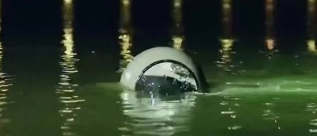 Вот так плавает.