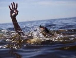 А полез бы ты спасать тонущего, зная, допустим, что твой кореш вот так же не смог пройти мимо, а тонущий нахлебался воды, потерял сознание или даже "немножко умер", необратимые изменения в мозгу - дальнейшая жизнь, жизнь овоща! А родственники подали в суд, неправильный метод спасения и суд постановил содержать  "спасённого" до самой кончины. Ломанулся бы или всё-таки подумал? Вот то-то.