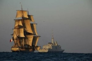 Интересно какого куя он рядом идет , этого и так кидает не плохо и расправлен весь , рам маневрировать это еще та история , я последний раз когда под тремя ходил чуть мачтой по голове не получил и только потому что в 9бф расправились для быстрого .