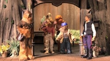 В "Робоцыпе" Чубака привел Соло познакомить с родителями. А те одеты как положено - брюки, рубашки..
"- Чуи, ты все это время ходил голым?!"