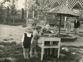 На игровой площадки детского сада. Бильярд. Москва. 1962г.