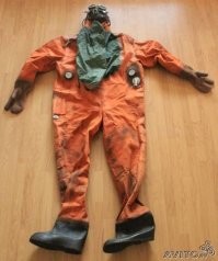 Наверно как в ссср -ских сухих гидрокостюмах завязывалось отверстие.