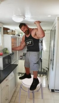 Не расстраивайся, это я немного пофотожопил. 

А так, конечно, на табуретке он стоит.