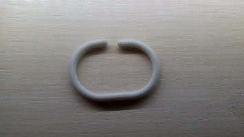 Да это колечко для душевой занавески, пошляки! ))