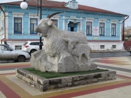 Памятник козе в Урюпинске