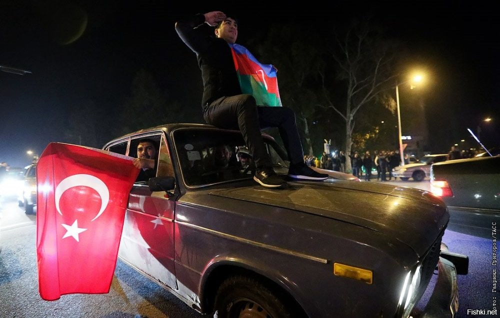 Азерами нужно занятся нашим спецслужбам .. Обнаглели с турецкими флагами по Москве и  т.д. разъезжают ...