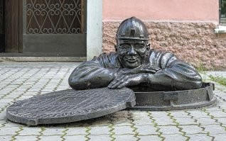 В Екб есть тоже памятник сантехнику