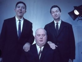 А вот последнюю фотку можно было и не обрезать!