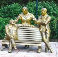 Скульптура Трем драматургам Черемховской земли - Александру Вампилову, Владимиру Гуркину и Михаилу Ворфоломееву