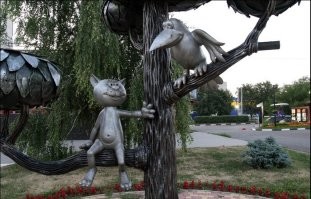 13 оригинальных памятников из России, которые посвящены неожиданным персонажам и явлениям