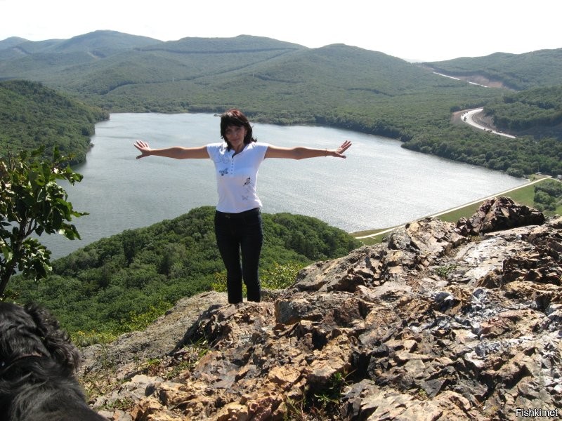 Приезжайте в Приморский край! Море, леса, сопки - красота, никаких нищих, озлобленных абхазов и понтовитых дагов. Билеты дороговаты, но на отдыхе отобьется и никто гадости картавить не будет и в спину плевать! Мазута в море НЕТ!!!!