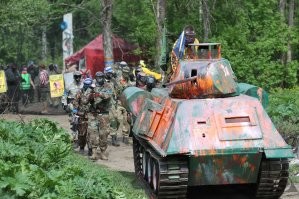 У нас на больших пейнтбольных манёврах уже давно по лесам и полям ездит "Железный капут" )))