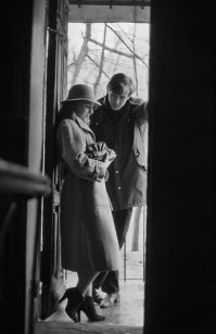 обратите внимание на обувь ее и его, в СССР такое надо было достать,просто не купишь