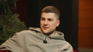 похож