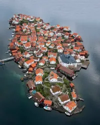 Гульхольмен - небольшой островной поселок, основная часть которого занимает островок недалеко от побережья, плотно застроенный малоэтажными домами. По периметру острова - пристани, практически весь контур побережья занят лодками, катерами и яхтами жителей.

Из каждого здания поселка открыт вид на водное пространство. Каждый житель может на это водное пространство попасть с помощью плавательного средства, находящегося совсем рядом. Из-за специфического расположения, автомобилей на острове практически нет, все транспортное сообщение - водное.

Западное побережье Швеции славится солнечным климатом и рыбацкими деревушками. Гульхольмен был домом для рыбаков еще в тринадцатом веке, и до наших дней сохраняет свой   первоначальный вид, с маленькими красными домами, прижавшимися друг к другу.