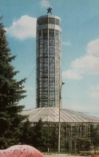 Первая в мире роботизировання ферма, с более прогрессивной системой вертикального размещеия, появилась на 41 года раньше. И было это в СССР.