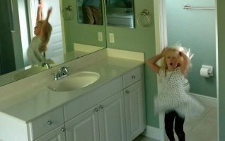 А вот и доказательство того, что изображение в зеркале можно обогнать.