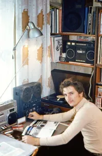 Круто! Прям цельная лаборатория меломана! Кассетки сони по 9 рублей за штуку! Винильчик сборник Смоки выглядывает! Аж четыре шарманки разнотипные! По тем временам зажиточно....