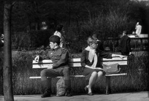 Какая то постанова, во время службы никто бы не смог шею отвернуть от девки, она бы не поддалась, да и глаза сами бы приклеились.