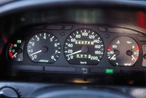 два вида приборных панелей на Волге