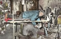 Точильный камень из песчаника должен был постоянно смачиваться водой. Вода поступала из пруда, она же вращала камни. В помещении постоянно стояли сырость и холод, поэтому иастера брали собак - для обогрева. И всё равно страдали от артрита, ревматизма и болезней лёгких.