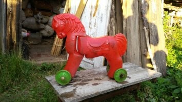 Вот этому коню около 40 лет.
больше 30 из них он провел под крыльцом. на земле. на сырой.
Но без доступа прямых солнечных лучей. 

Пластик яркий, крепкий, эластичный.