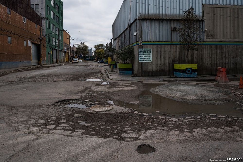 Всё вы врёти! Американский господин не может быть не прав. Там настоящий рай. Там, наверное, вообще не нужно умирать. Это только в России всё плохо. А если в США и правда есть плохие дороги, то это Путин виноват. И вообще это фотошоп и нейросеть.