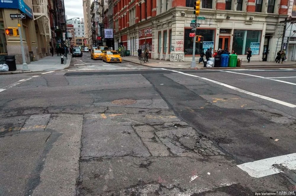 Всё вы врёти! Американский господин не может быть не прав. Там настоящий рай. Там, наверное, вообще не нужно умирать. Это только в России всё плохо. А если в США и правда есть плохие дороги, то это Путин виноват. И вообще это фотошоп и нейросеть.